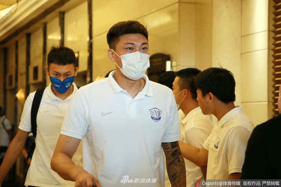 肇俊哲带队石家庄永昌出征苏州 众球迷酒店相送