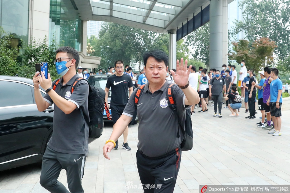 肇俊哲带队石家庄永昌出征苏州 众球迷酒店相送