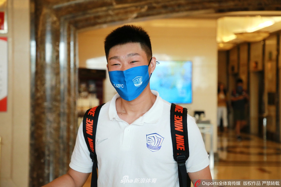 肇俊哲带队石家庄永昌出征苏州 众球迷酒店相送