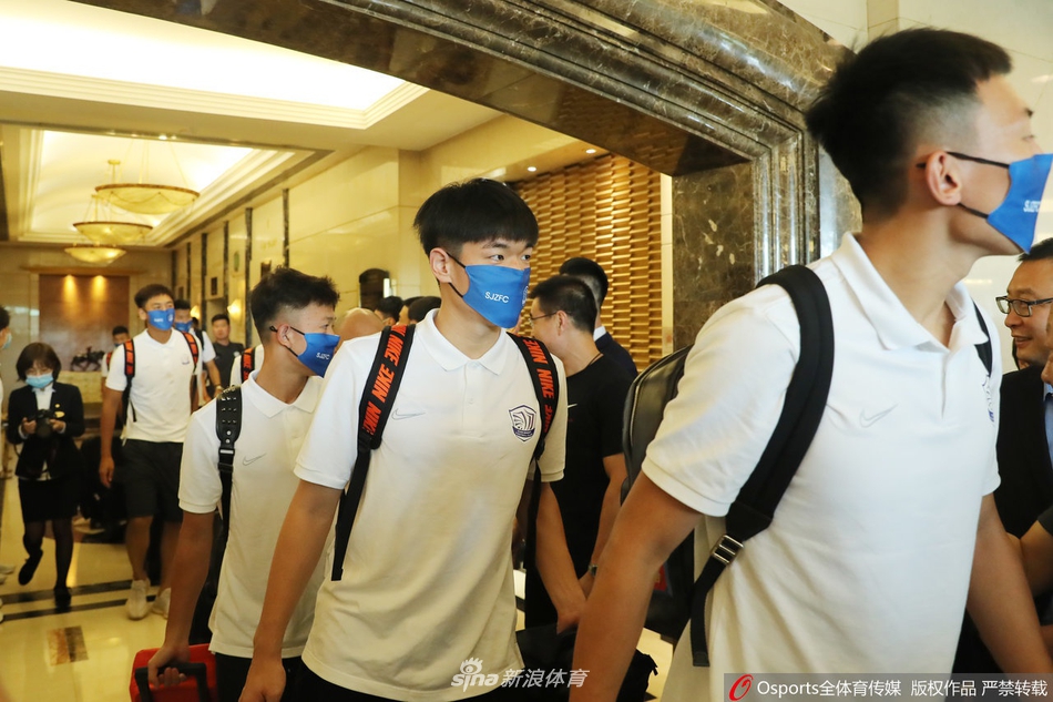 肇俊哲带队石家庄永昌出征苏州 众球迷酒店相送