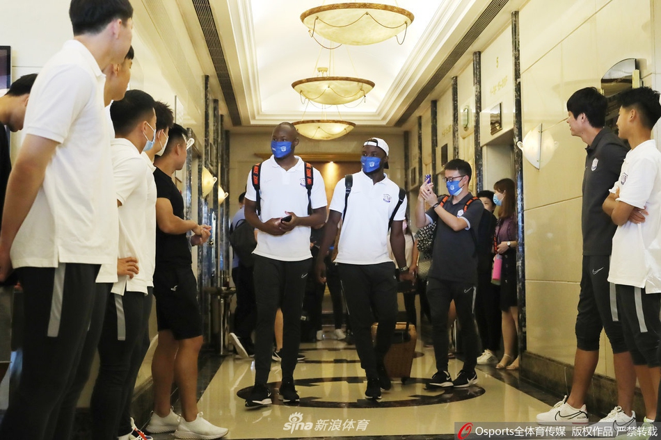 肇俊哲带队石家庄永昌出征苏州 众球迷酒店相送