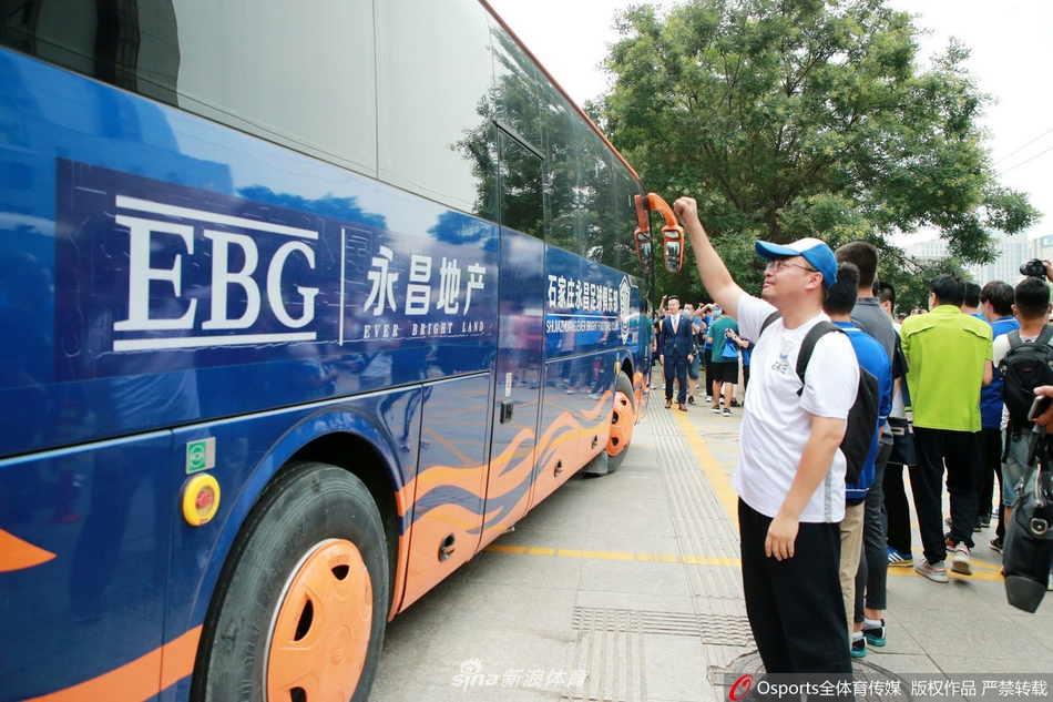 肇俊哲带队石家庄永昌出征苏州 众球迷酒店相送