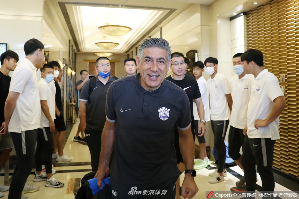 肇俊哲带队石家庄永昌出征苏州 众球迷酒店相送