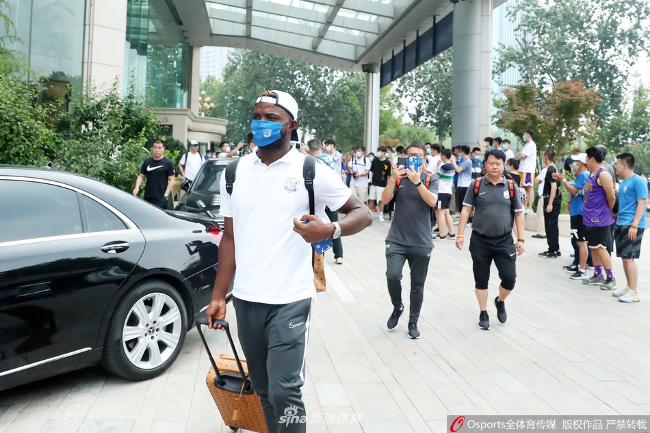 肇俊哲带队石家庄永昌出征苏州 众球迷酒店相送