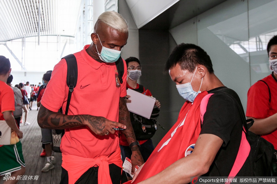 塔利斯卡为球迷签名