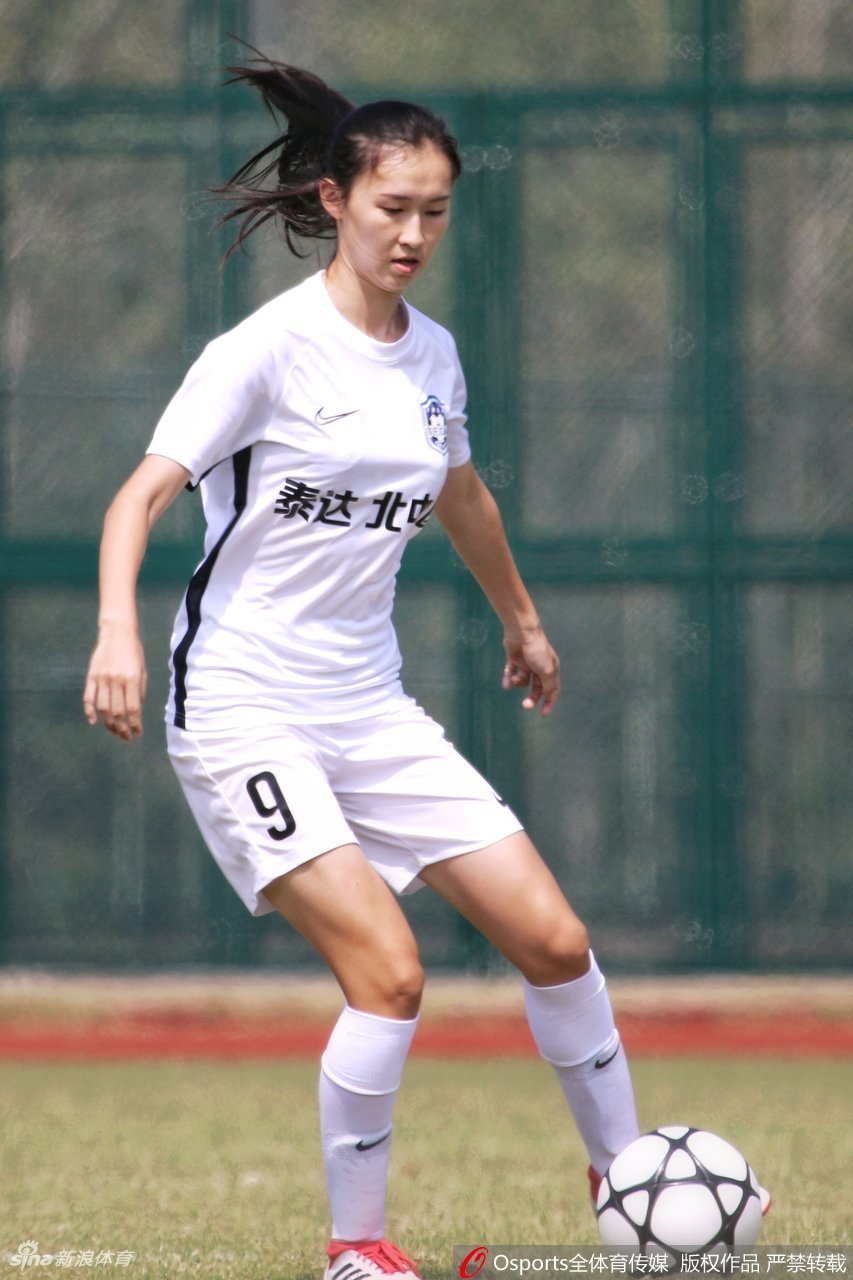 泰达女足获胜清纯姐妹花抢镜