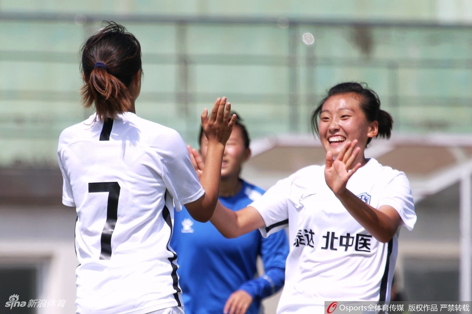 泰达女足获胜清纯姐妹花抢镜