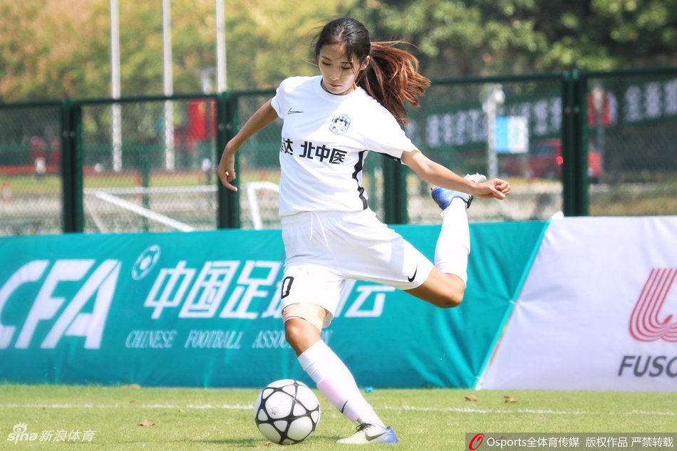 泰达女足获胜清纯姐妹花抢镜