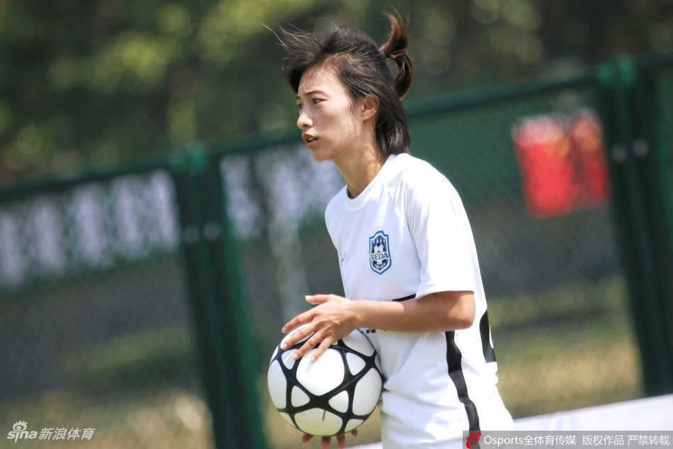 泰达女足获胜清纯姐妹花抢镜