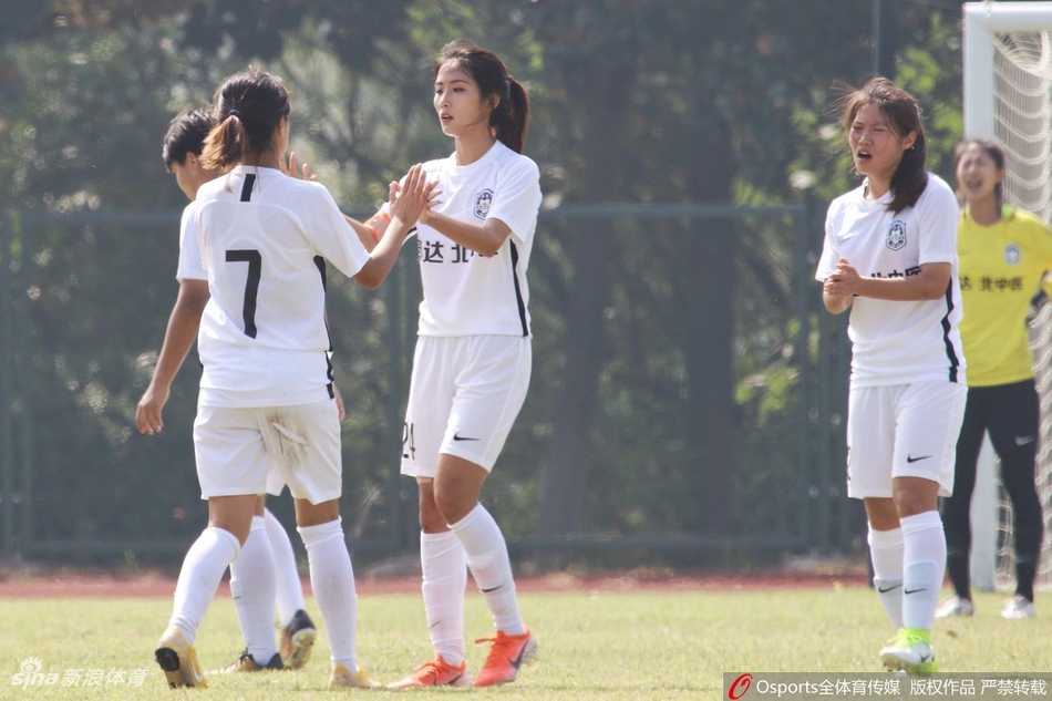 泰达女足获胜清纯姐妹花抢镜