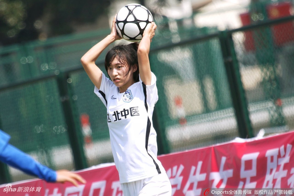 泰达女足获胜清纯姐妹花抢镜