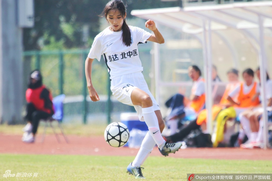 泰达女足获胜清纯姐妹花抢镜