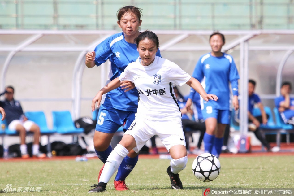 泰达女足获胜清纯姐妹花抢镜