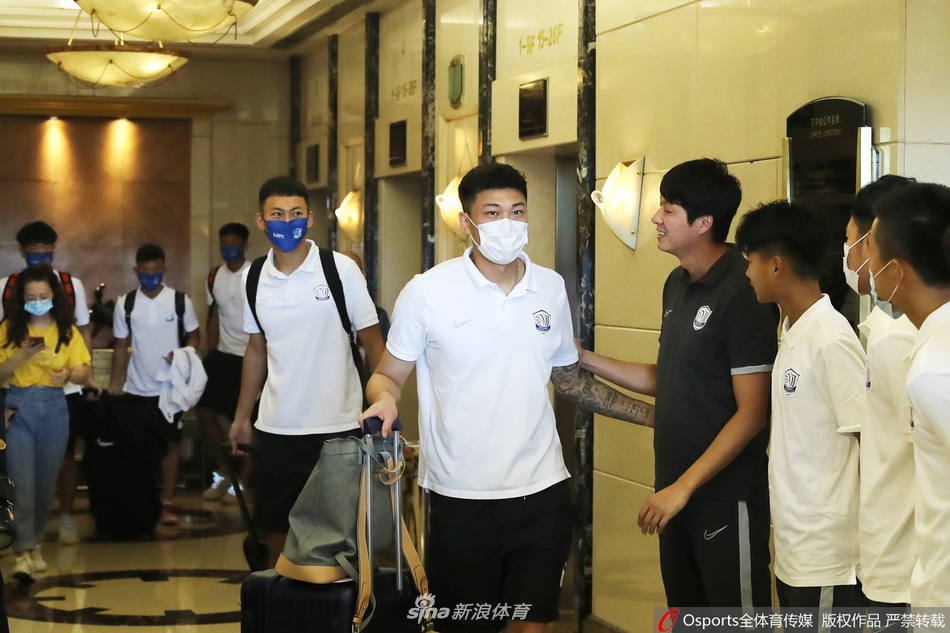 肇俊哲带队石家庄永昌出征苏州 众球迷酒店相送