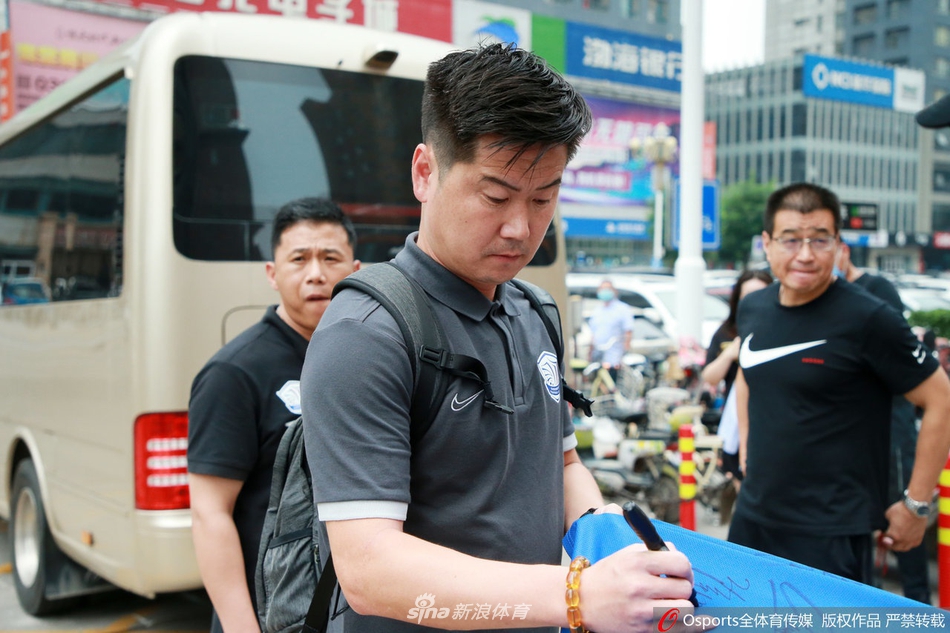 肇俊哲带队石家庄永昌出征苏州 众球迷酒店相送