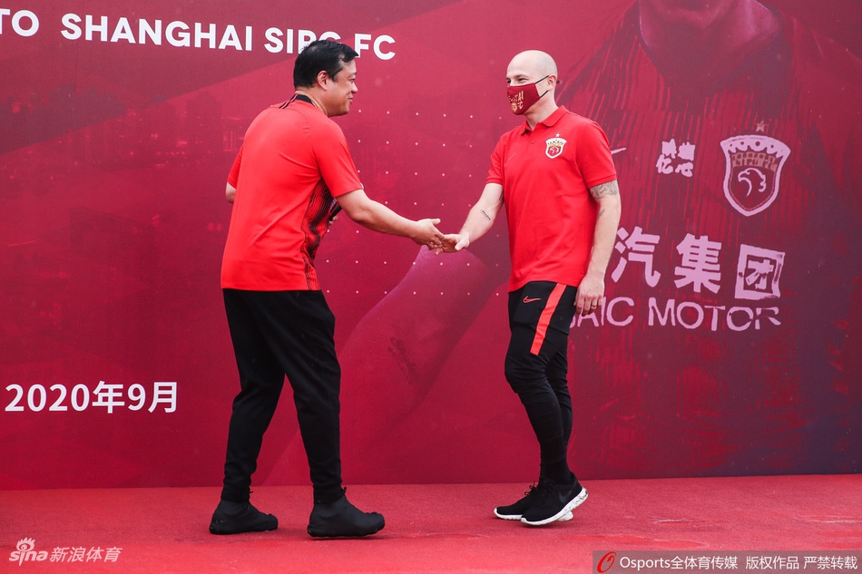 上港新援穆伊正式亮相