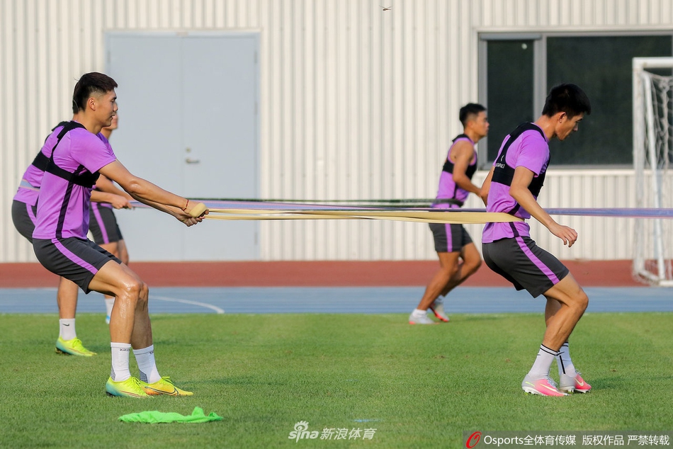 泰达训练备战中超 国脚前锋肖智亮相有望加盟