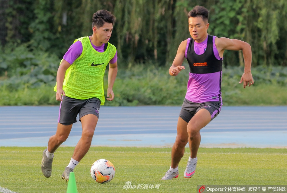 泰达训练备战中超 国脚前锋肖智亮相有望加盟