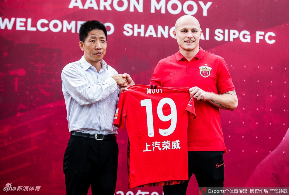上港新援穆伊正式亮相
