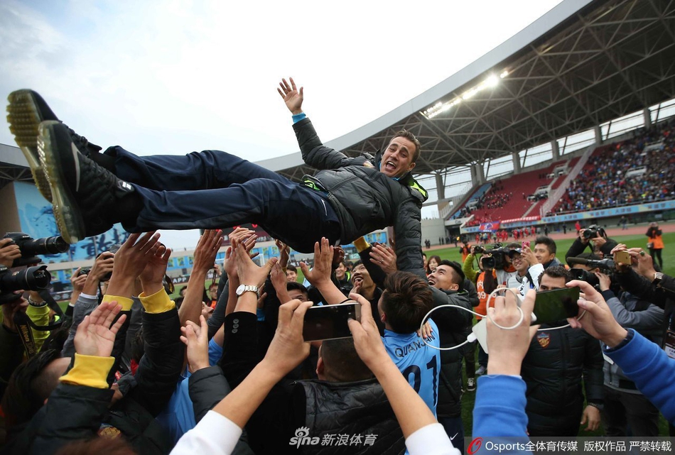 成功冲超卡纳瓦罗被抛起