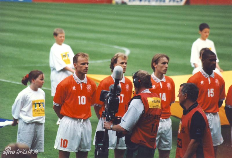 参加过96欧洲杯（左二）