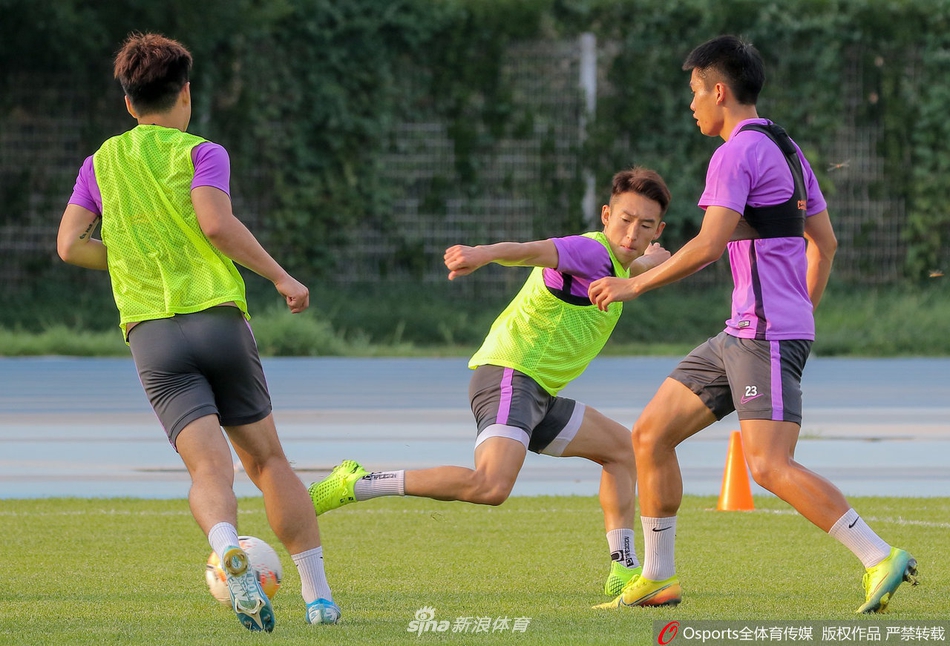 泰达训练备战中超 国脚前锋肖智亮相有望加盟