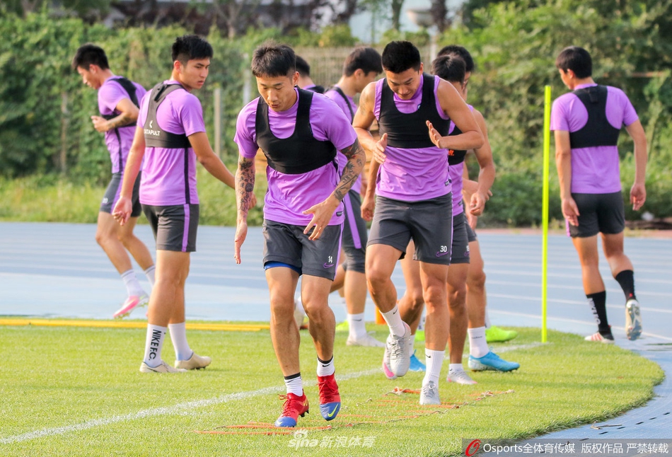 泰达训练备战中超 国脚前锋肖智亮相有望加盟