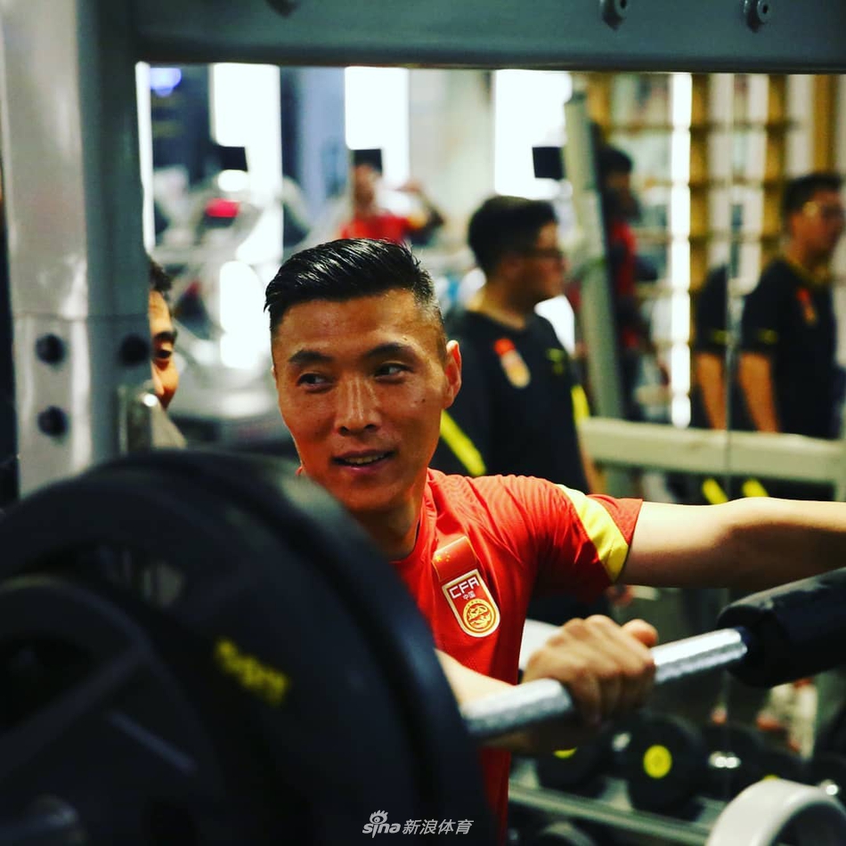 国足结束隔离国脚晒自拍