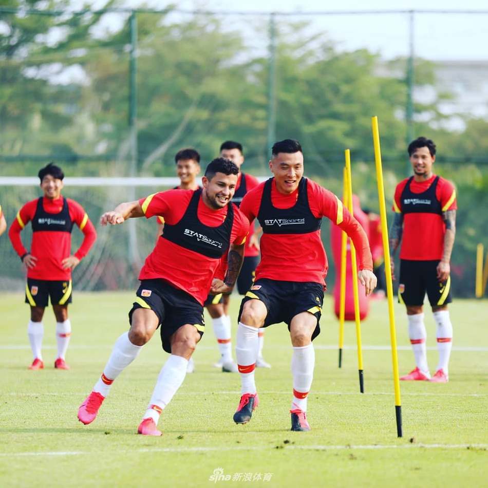 国足结束隔离国脚晒自拍