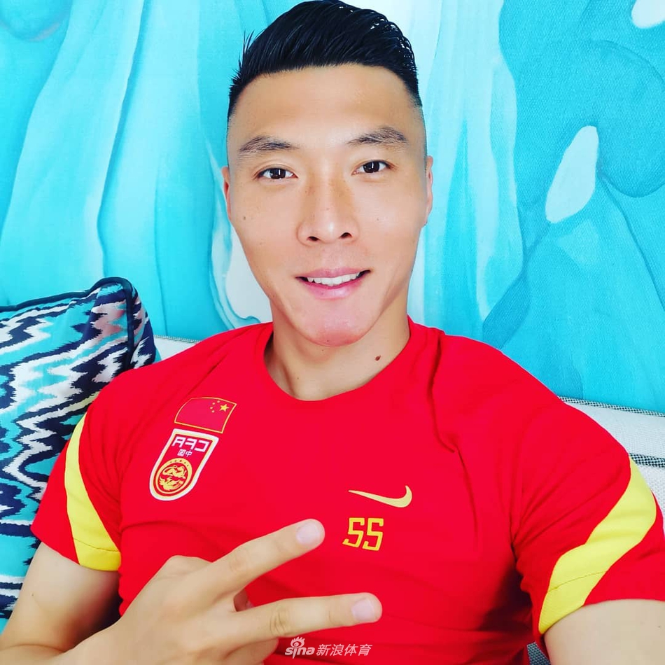 国足结束隔离国脚晒自拍