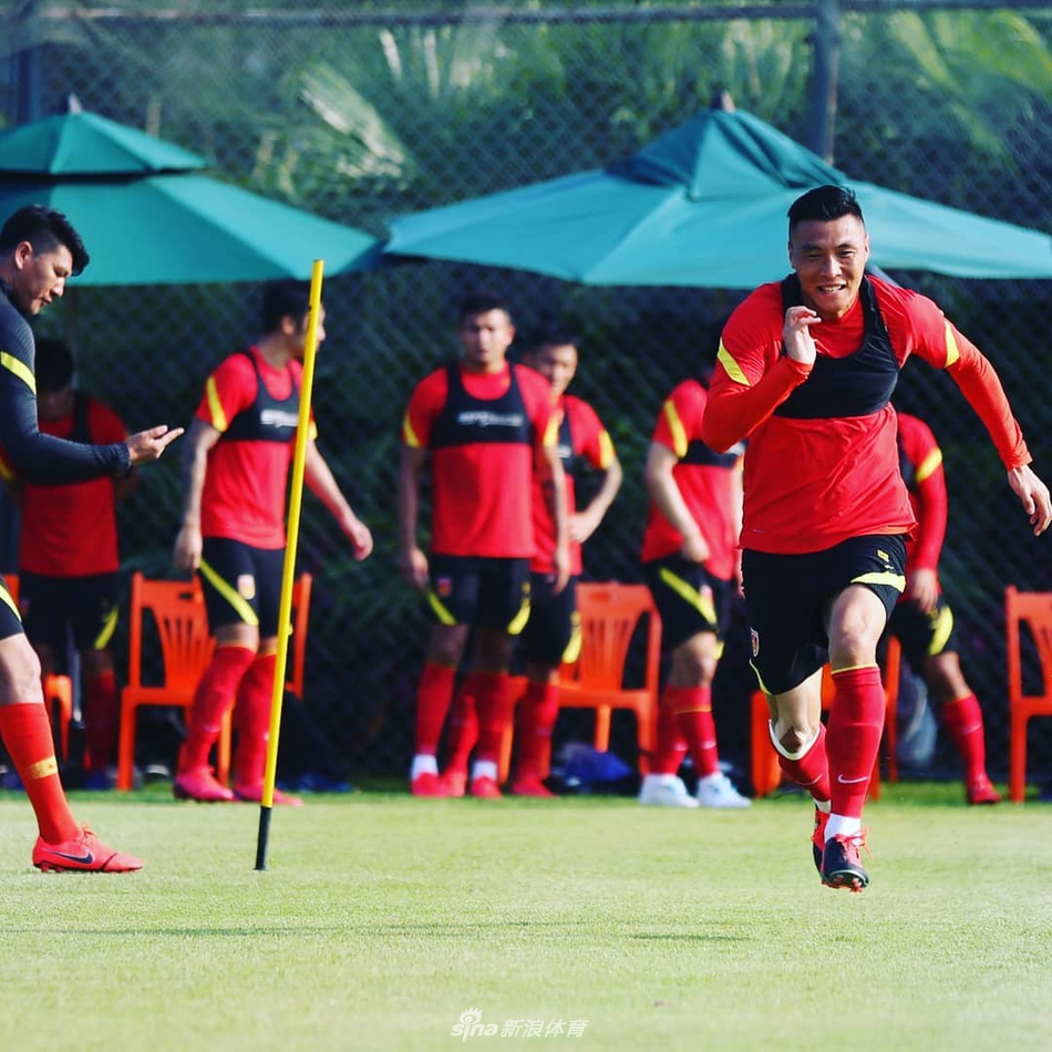 国足结束隔离国脚晒自拍