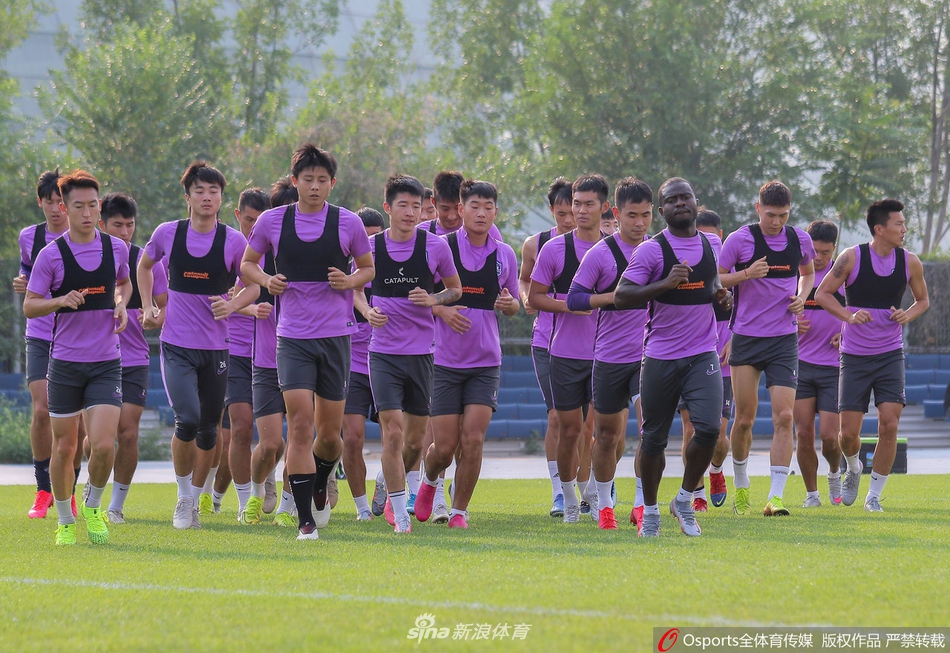 泰达训练备战中超 国脚前锋肖智亮相有望加盟