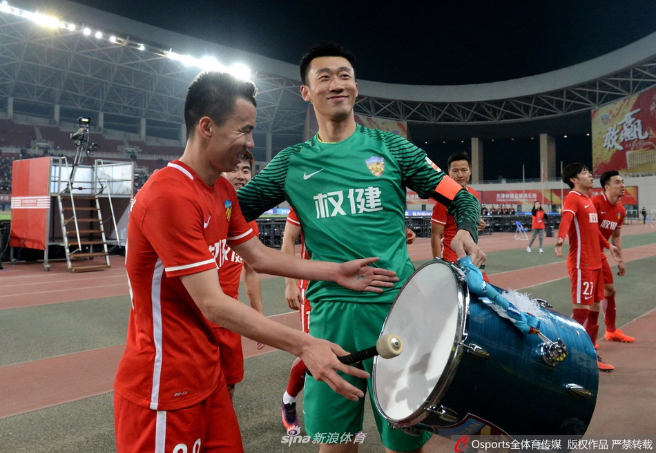 权健的赛后谢场很有特色