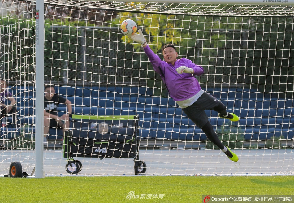 泰达训练备战中超 国脚前锋肖智亮相有望加盟