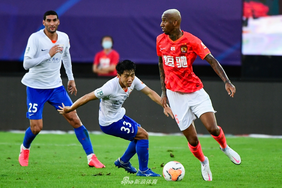 塔利斯卡晃开防守球员重心