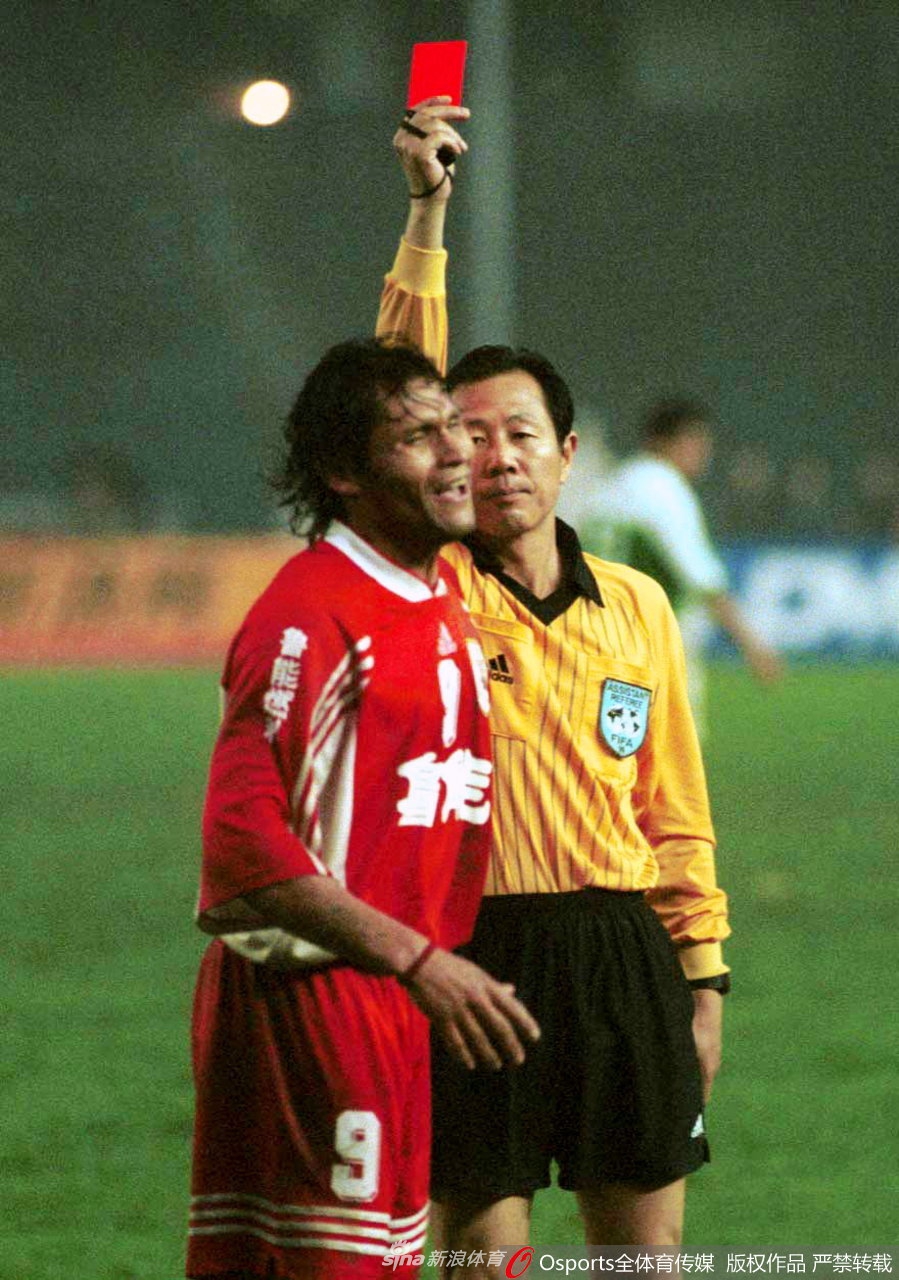 2000年卡西亚诺反戈国安后染红