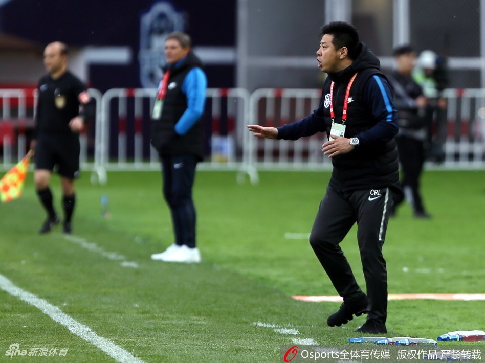 迟嵘亮在场边指挥