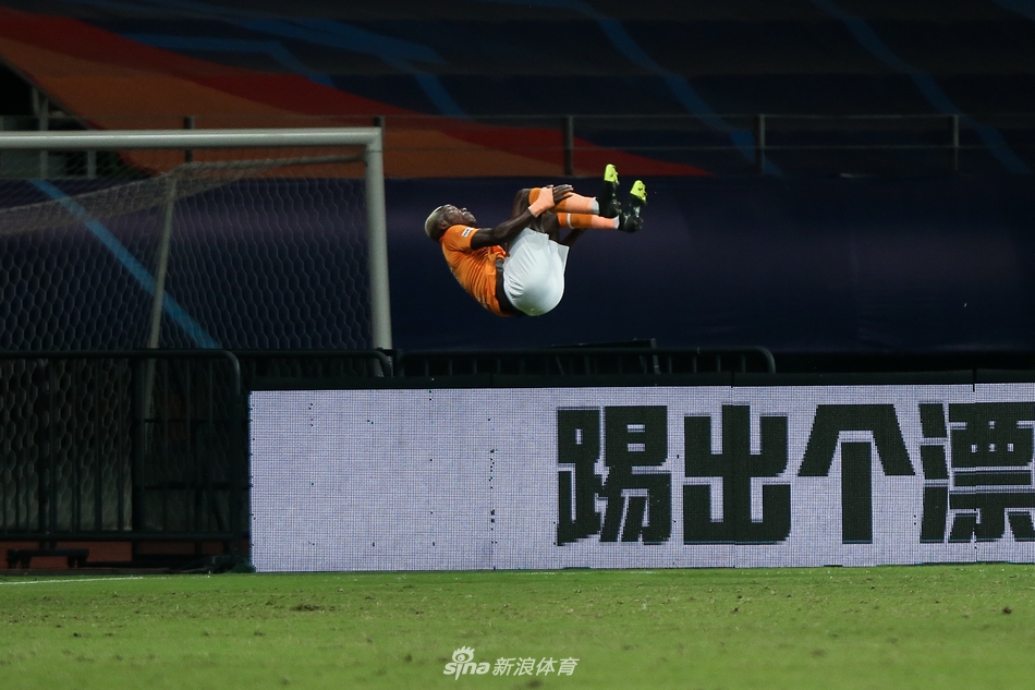 埃弗拉空翻庆祝