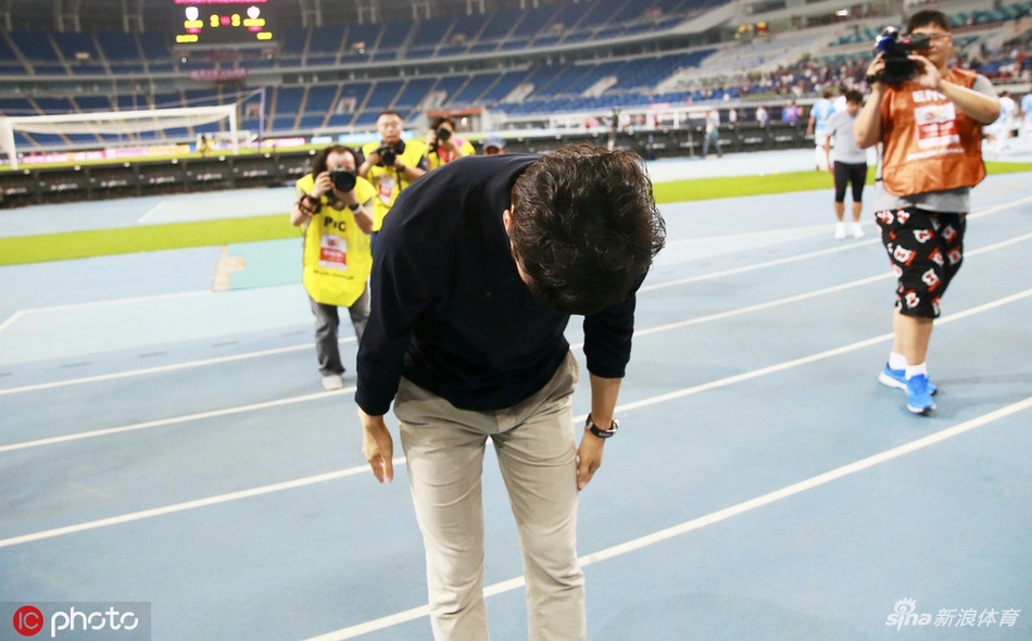 天海球迷难接受平局痛哭流涕