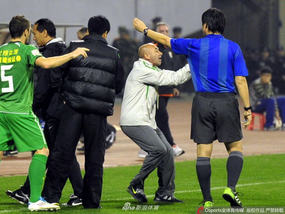 2011足协杯帕切科被罚看台