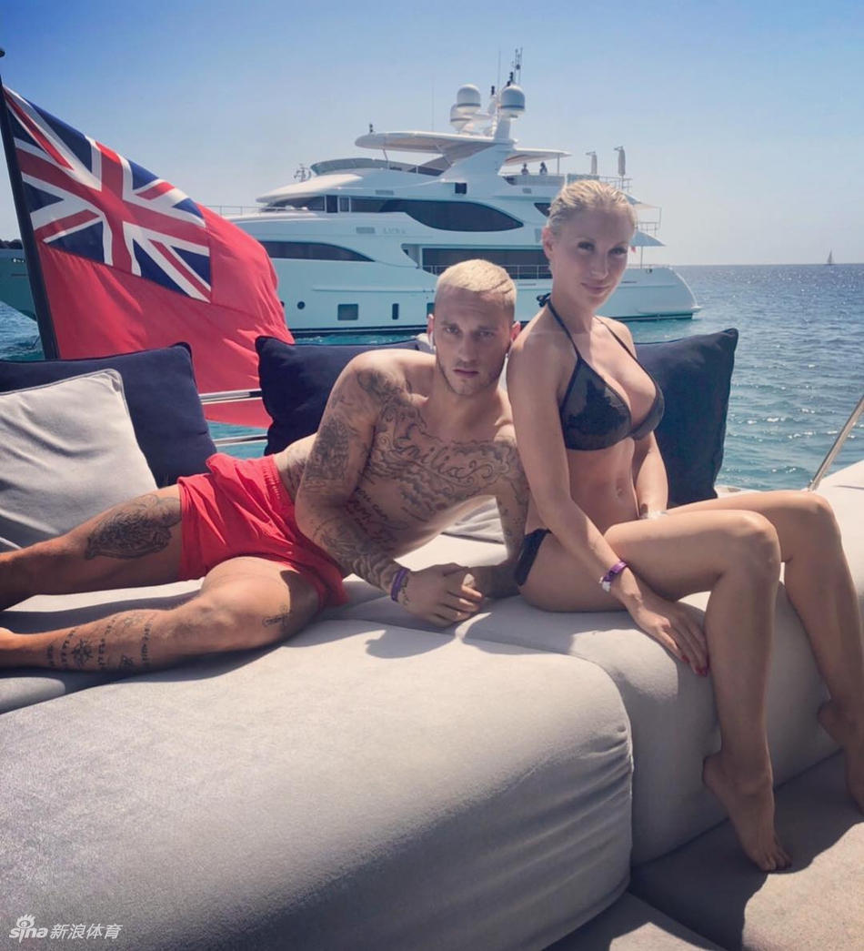 浪子回头只因她！阿瑙托维奇娇妻火爆身材