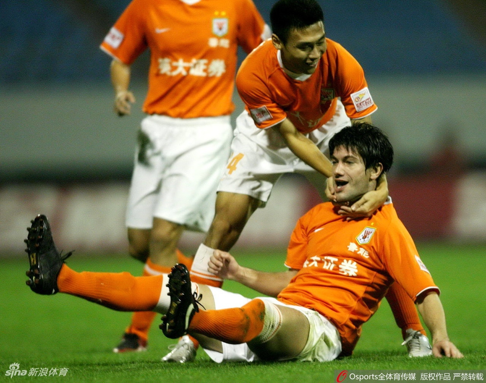 前中超外援米利安开枪自杀