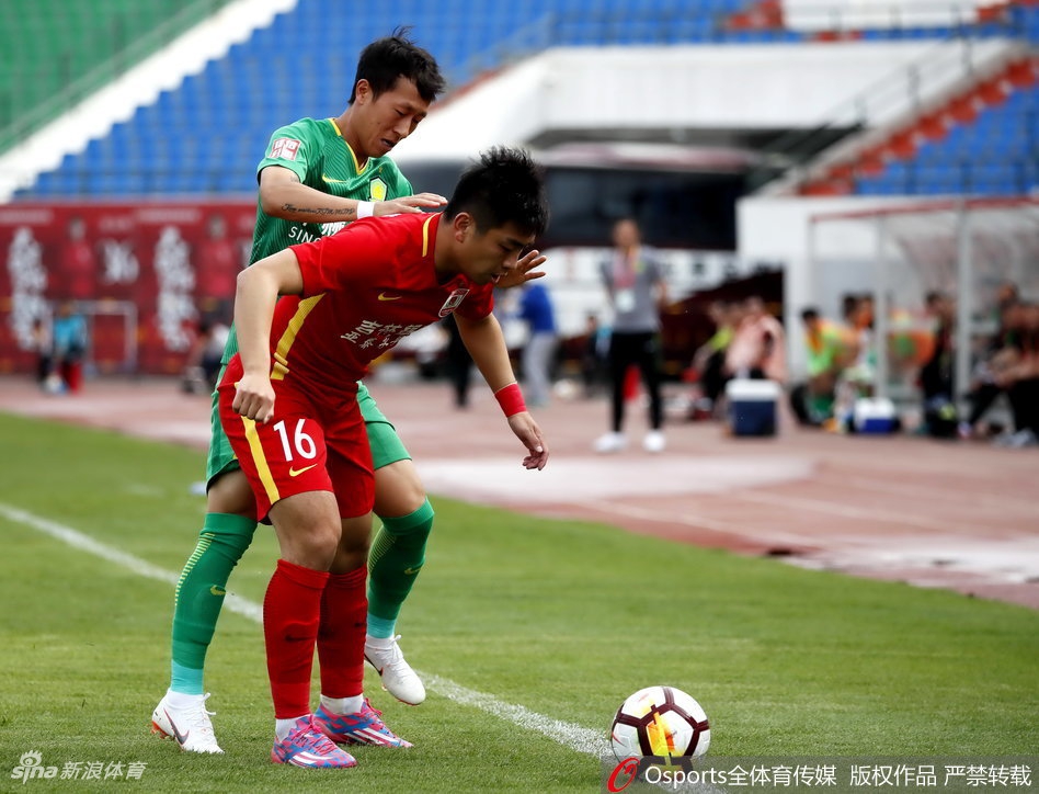 蒋哲在拼抢中护球