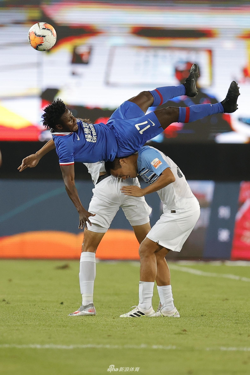 马丁斯空中失去重心