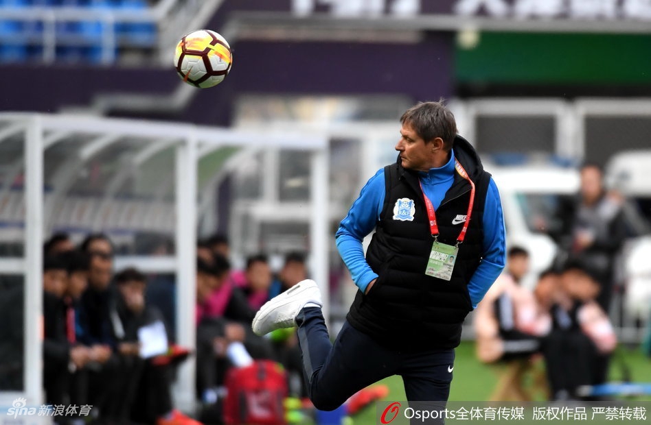 斯托伊科维奇展示脚法