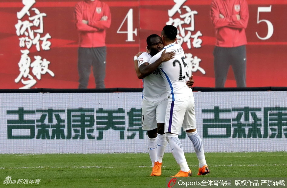 阿奇姆彭拥抱买提江