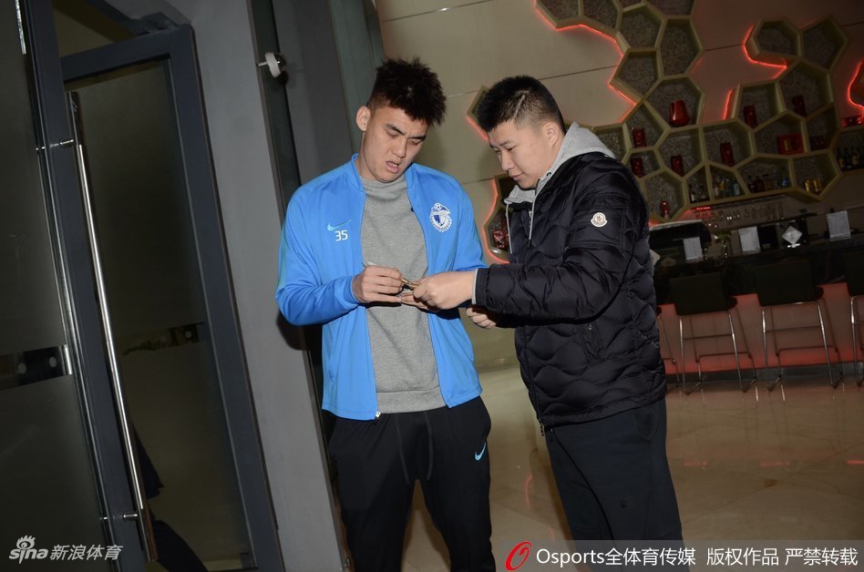 杨善平为球迷签名