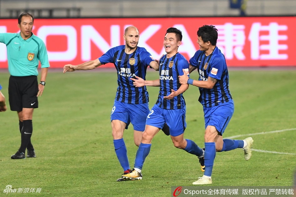 队友祝贺黄紫昌