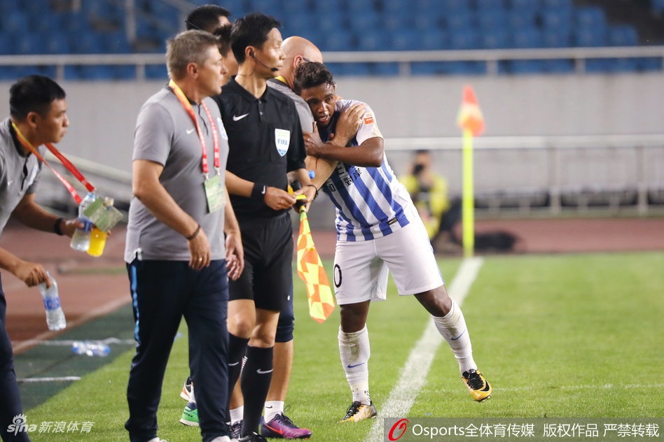 雷鸟与教练组庆祝