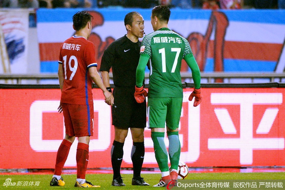 隋维杰和主裁判顶牛